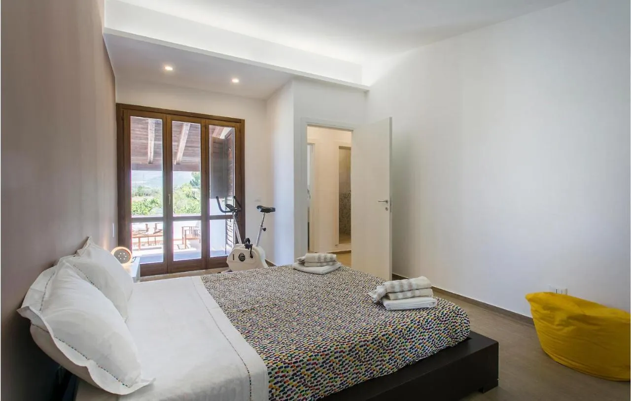 Gorgeous Apartment In Comiso With Kitchen